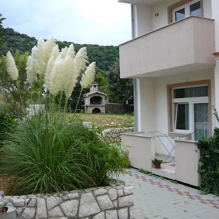 Appartement Mit Blick Auf Wasser By Interhome